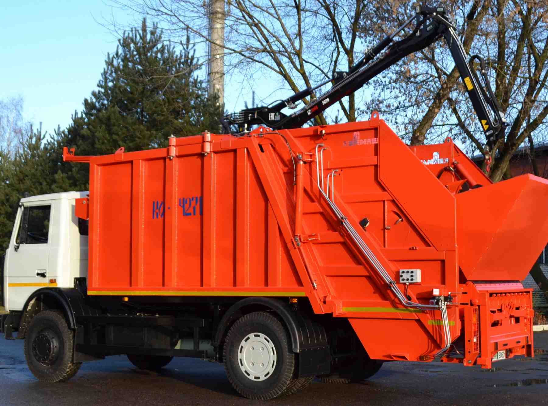 Изготовлены автомобили с КМУ HIAB 3600XG для работы с заглубленными контейнерами для сбора мусора