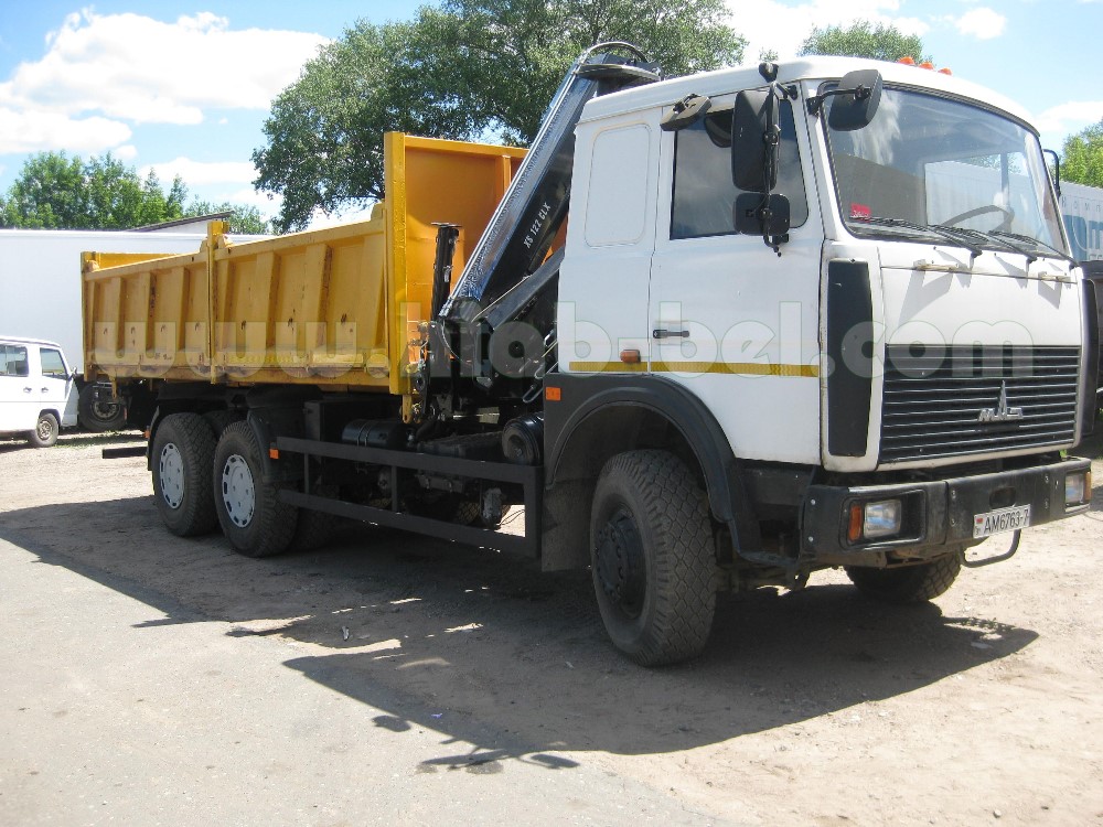 На автомобиль установлен HIAB 122 E-5 CLX